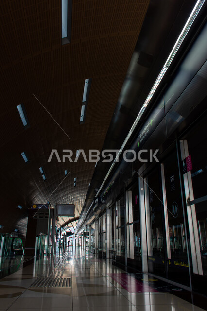 مسافر في محطة الخور الخاصة بمترو دبي، توفير التسهيلات والخدمات للمغادرين والقادمين إلى الإمارات العربية المتحدة، لافتات ولوحات إرشادية، مفهوم المواصلات العامة، محطة وصول المسافرين