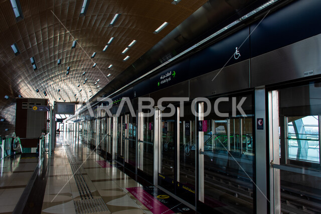 محطة الخور الخاصة بمترو دبي، توفير التسهيلات والخدمات للمغادرين والقادمين إلى الإمارات العربية المتحدة، لافتات ولوحات إرشادية، مفهوم المواصلات العامة، محطات وصول المسافرين