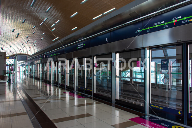 محطة الخور الخاصة بمترو دبي، توفير التسهيلات والخدمات للمغادرين والقادمين إلى الإمارات العربية المتحدة، لافتات ولوحات إرشادية، مفهوم المواصلات العامة، محطات وصول المسافرين