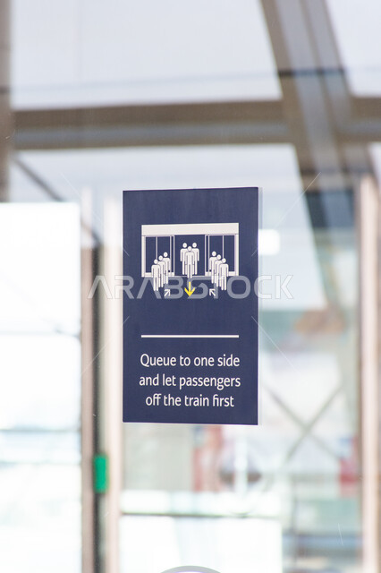 ملاحظات و ملصقات على بوابة مترو دبي، ملاحظة باللغة الانكليزية الاصطفاف على جانب واحد للسماح بخروج الركاب أولا، لافتات ولوحات إرشادية في وسائل النقل، المواصلات العامة في الإمارات العربية المتحدة