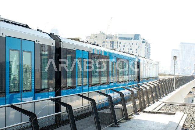 الاهتمام بالبنية التحتية للجسور والطرقات، محطات وصول المسافرين، مترو دبي يصل لمحطة الخور الخاصة، توفير التسهيلات والخدمات للمغادرين والقادمين إلى الإمارات العربية المتحدة، مفهوم المواصلات العامة