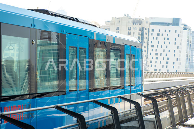 الاهتمام بالبنية التحتية للجسور والطرقات، محطات وصول المسافرين، مترو دبي يصل لمحطة الخور الخاصة، توفير التسهيلات والخدمات للمغادرين والقادمين إلى الإمارات العربية المتحدة، مفهوم المواصلات العامة