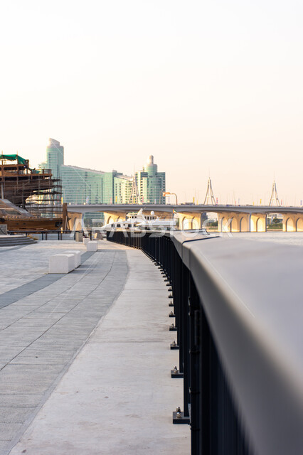 جسر فوق الماء في منطقة الخور بمدينة دبي، الاهتمام والعناية بالبنية التحتية للجسور، الفن الهندسي المعماري على الطراز الحديث، الشوارع والطرق الاسفلتية في الامارات العربية المتحدة