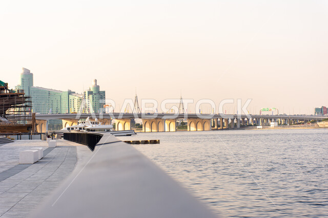 جسر فوق الماء في منطقة الخور بمدينة دبي، الاهتمام والعناية بالبنية التحتية للجسور، الفن الهندسي المعماري على الطراز الحديث، الشوارع والطرق الاسفلتية في الامارات العربية المتحدة