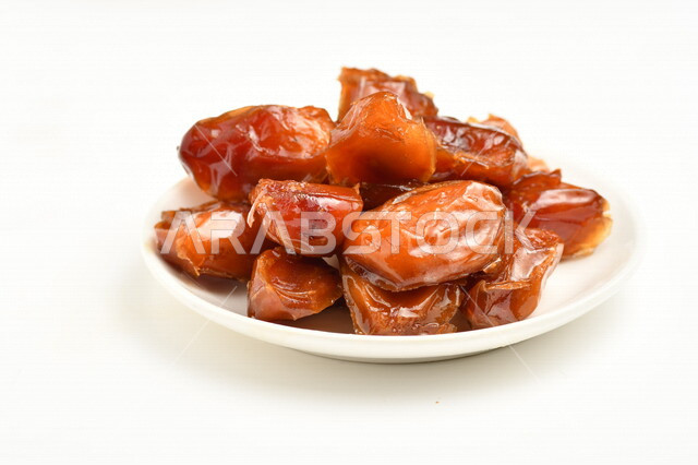 طبق من التمر المليئة بالقيم الغذائية العالية ، فاكهه صيفية ، ثمرة اشجار النخيل