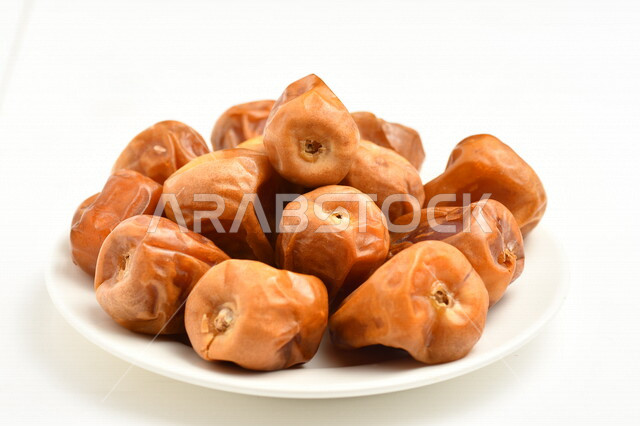 طبق من التمر المليئة بالقيم الغذائية العالية ، فاكهه صيفية ، ثمرة اشجار النخيل