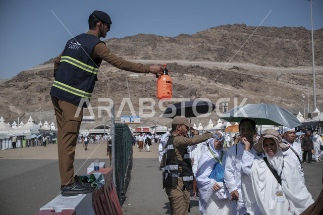 مقصد المسلمين من انحاء العالم، موظف مسؤول عن توفير الخدمات للحجاج والمعتمرين في مشعر منى، مبيت الحجاج في الخيام البيضاء، المناطق المزدحمة خلال موسم الحج في مكة المكرمة