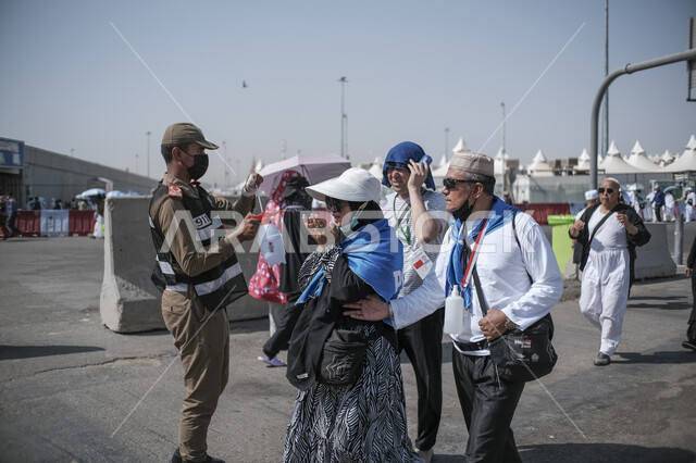 موظف مسؤول عن توفير الخدمات للحجاج والمعتمرين في مشعر منى، مقصد المسلمين من انحاء العالم، مبيت الحجاج في الخيام البيضاء، المناطق المزدحمة خلال موسم الحج في مكة المكرمة