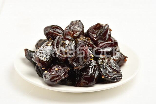 طبق من التمر المليئة بالقيم الغذائية العالية ، فاكهه صيفية ، ثمرة اشجار النخيل