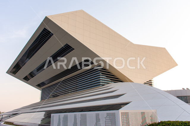 منارة فكرية وصرح معرفي حضاري, الفن الهندسي المعماري على الطراز الحديث, المعالم الثقافية المشهورة في الامارات العربية المتحدة, النمو والتقدم العمراني لمكتبة محمد بن راشد في مدينة دبي, دور الطباعة والنشر الإماراتية