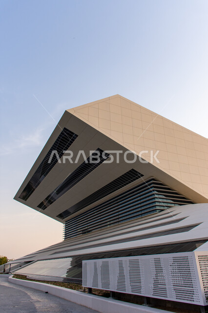 منارة فكرية وصرح معرفي حضاري, الفن الهندسي المعماري على الطراز الحديث, المعالم الثقافية المشهورة في الامارات العربية المتحدة, النمو والتقدم العمراني لمكتبة محمد بن راشد في مدينة دبي, دور الطباعة والنشر الإماراتية