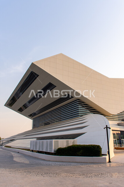 منارة فكرية وصرح معرفي حضاري, الفن الهندسي المعماري على الطراز الحديث, المعالم الثقافية المشهورة في الامارات العربية المتحدة, النمو والتقدم العمراني لمكتبة محمد بن راشد في مدينة دبي, دور الطباعة والنشر الإماراتية