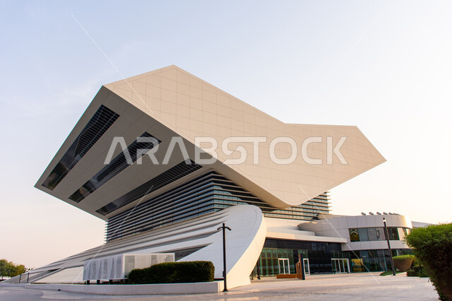 الفن الهندسي المعماري على الطراز الحديث, منارة فكرية وصرح معرفي حضاري, المعالم الثقافية المشهورة في الامارات العربية المتحدة, النمو والتقدم العمراني لمكتبة محمد بن راشد في مدينة دبي, دور الطباعة والنشر الإماراتية