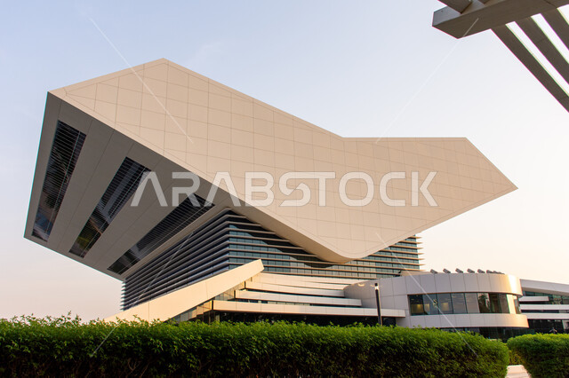 الفن الهندسي المعماري على الطراز الحديث, منارة فكرية وصرح معرفي حضاري, المعالم الثقافية المشهورة في الامارات العربية المتحدة, النمو والتقدم العمراني لمكتبة محمد بن راشد في مدينة دبي, دور الطباعة والنشر الإماراتية