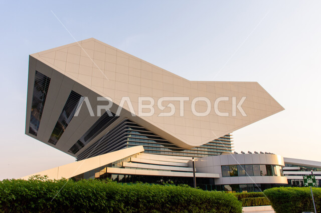 الفن الهندسي المعماري على الطراز الحديث, منارة فكرية وصرح معرفي حضاري, المعالم الثقافية المشهورة في الامارات العربية المتحدة, النمو والتقدم العمراني لمكتبة محمد بن راشد في مدينة دبي, دور الطباعة والنشر الإماراتية