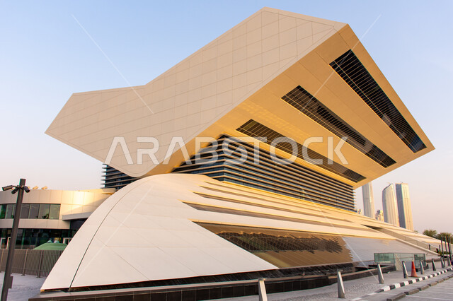 الفن الهندسي المعماري على الطراز الحديث, منارة فكرية وصرح معرفي حضاري, المعالم الثقافية المشهورة في الامارات العربية المتحدة, النمو والتقدم العمراني لمكتبة محمد بن راشد في مدينة دبي, دور الطباعة والنشر الإماراتية