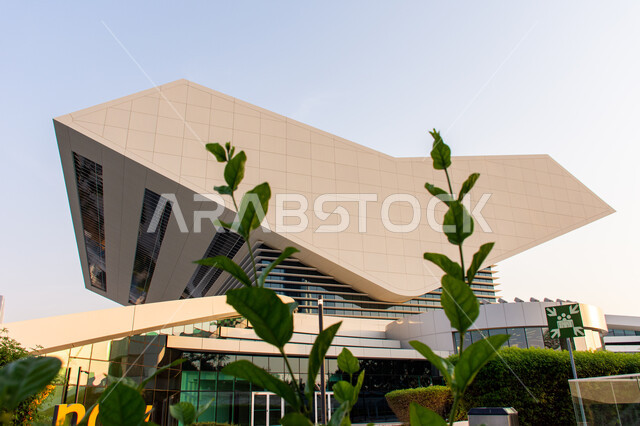 النمو والتقدم العمراني لمكتبة محمد بن راشد في مدينة دبي, الفن الهندسي المعماري على الطراز الحديث, منارة فكرية وصرح معرفي حضاري, المعالم الثقافية المشهورة في الامارات العربية المتحدة, دور الطباعة والنشر الإماراتية