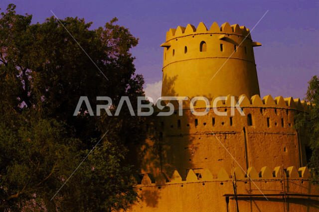 المباني الطينية المشيدة على الطراز القديم, التصاميم الهندسية الإنشائية للحصون والقلاع الأثرية, قلعة الجاهلي العريقة في مدينة العين بأبو ظبي وقت الغروب, معالم وأماكن سياحية مشهورة في الامارات العربية المتحدة