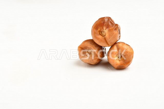مجموعة من حبات التمر المليئة بالقيم الغذائية العالية ، فاكهه صيفية ، ثمار اشجار النخيل ، خلفية بيضاء