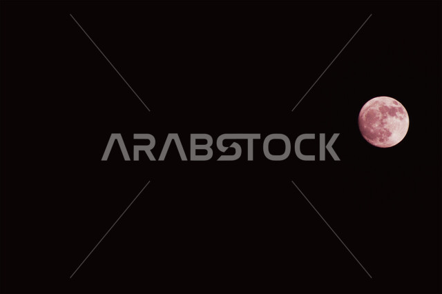 القمر المنير وسط السماء المظلمة, صورة لاكتمال البدر في منتصف الليل, إضاءة نجم القمر في الظلام