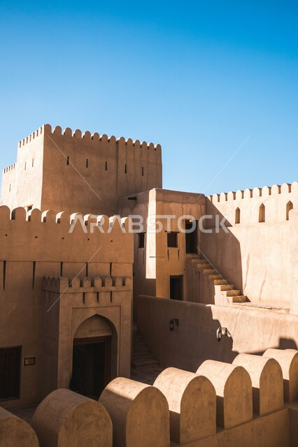معالم سطنة عمان التاريخية المشهورة، الفن الهندسي المعماري في تصميم الحصون والقلاع الدفاعية، وجهات جذب واستقطاب السياح والزوار, المباني الطينية الأثرية القديمة في مدينة مسقط