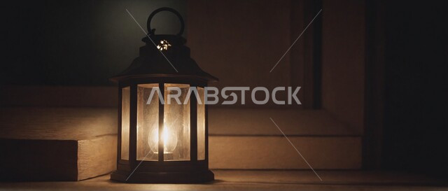 أنوار وديكورات ذهبية في الأجواء الرمضانية الروحانية، فانوس عربي معدني مزخرف مضيئ، الفن الاسلامي للتحف والاكسسوارات، مناسبات وأعياد دينية اسلامية, الاحتفال بقدوم شهر الخير، إضاءة وزينة شهر رمضان المبارك