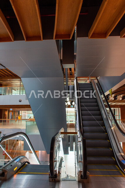 السلالم الكهربائية المتحركة في مكتبة محمد بن راشد في مدينة دبي، صرح معرفي حضاري، أماكن القراءة والثقافة، الكتب والقصص والروايات، ديكورات داخلية متميزة، معالم سياحية مشهورة في الامارات العربية المتحدة