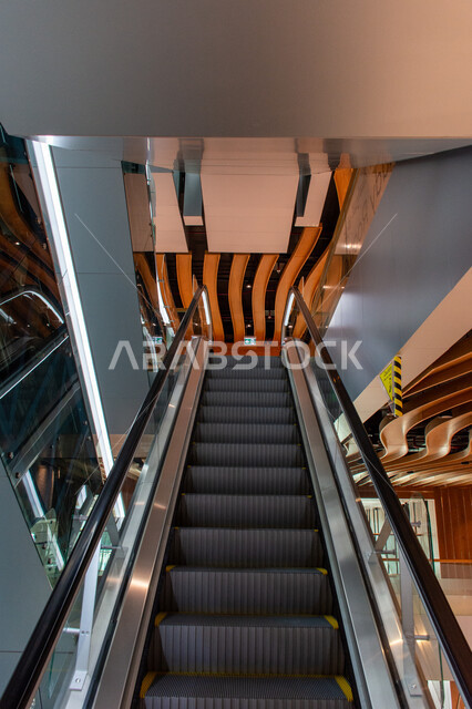 السلالم الكهربائية المتحركة في مكتبة محمد بن راشد في مدينة دبي، صرح معرفي حضاري، أماكن القراءة والثقافة، الكتب والقصص والروايات، ديكورات داخلية متميزة، معالم سياحية مشهورة في الامارات العربية المتحدة