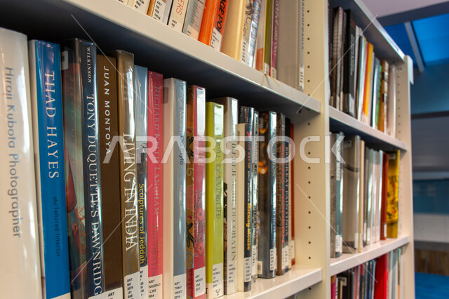 أماكن القراءة والثقافة، الديكورات الداخلية الفاخرة في مكتبة محمد بن راشد في مدينة دبي، صرح معرفي حضاري، صورة مقربة لرفوف الكتب والقصص والروايات، معالم سياحية مشهورة في الامارات العربية المتحدة، منارة الفكر والمعرفة