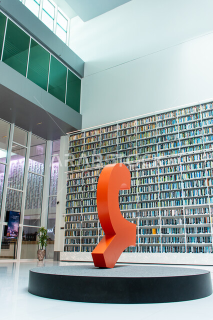 مجسم حرف الهمزة داخل قاعات مكتبة محمد بن راشد في مدينة دبي، أماكن القراءة والثقافة، الديكورات والتصاميم الداخلية الفاخرة، صرح معرفي حضاري، رفوف الكتب والقصص والروايات، معالم سياحية مشهورة في الامارات العربية المتحدة، منارة الفكر والمعرفة