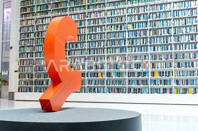 مجسم حرف الهمزة داخل قاعات مكتبة محمد بن راشد في مدينة دبي، أماكن القراءة والثقافة، الديكورات والتصاميم الداخلية الفاخرة، صرح معرفي حضاري، رفوف الكتب والقصص والروايات، معالم سياحية مشهورة في الامارات العربية المتحدة، منارة الفكر والمعرفة