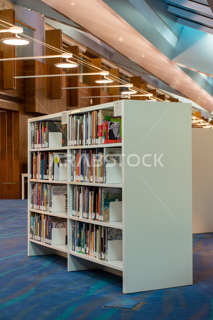 منارة الفكر والمعرفة، أماكن القراءة والثقافة، الديكورات الداخلية الفاخرة في مكتبة محمد بن راشد في مدينة دبي، صرح معرفي حضاري، رفوف الكتب والقصص والروايات، معالم سياحية مشهورة في الامارات العربية المتحدة