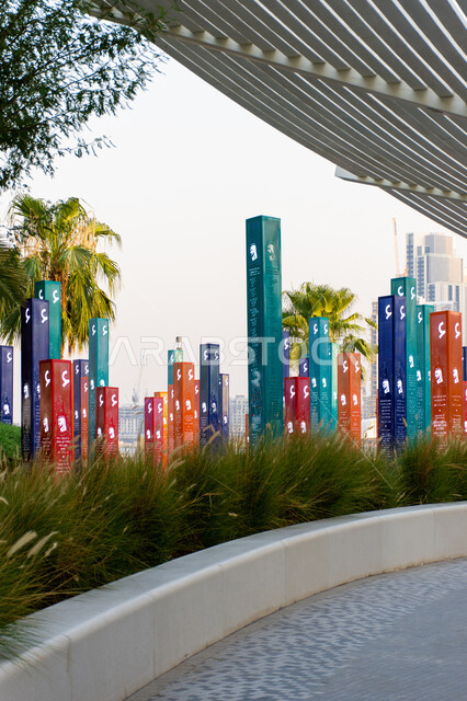 التشجيع على القراءة وتنمية المهارات الأدبية والفنية، فعاليات ثقافية ترفيهية،  حب المعرفة والاستكشاف، مجموعة من الأعمدة الملونة في حديقة مكتبة محمد بن راشد اّل مكتوم، التصميم الفني المميز للمكاتب، معالم سياحية مشهورة في امارة دبي في الامارات العربية المتحدة