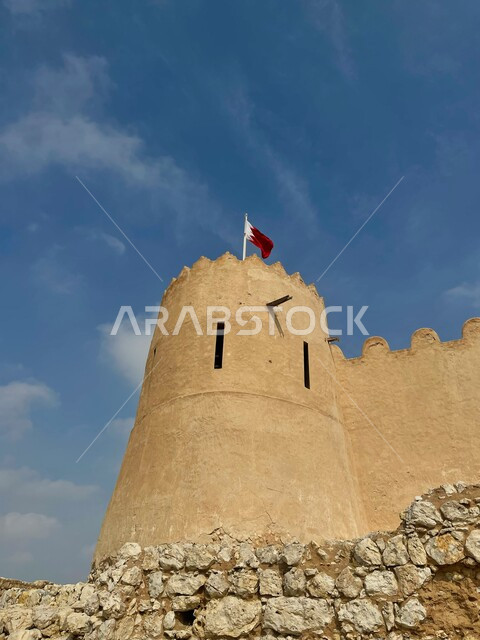 القلاع التراثية العسكرية في وضح النهار, الفن الهندسي المعماري على الطراز القديم لمبنى قلعة الزيارة, علم دولة قطر يرفرف فوق القلاع والحصون القطرية, معالم سياحية مشهورة