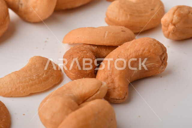 الكاجو(الكاشو) نوع من انواع المكسرات المشهورة , الكاجو المملح , مكسرات صحية ولذيذة , عنصر غذائي مفيد للصحة , وجبة خفيفة , خلفية بيضاء