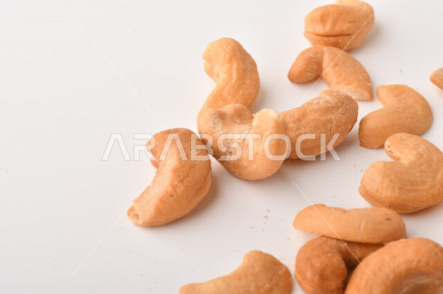 الكاجو(الكاشو) نوع من انواع المكسرات المشهورة , الكاجو المملح , مكسرات صحية ولذيذة , عنصر غذائي مفيد للصحة , وجبة خفيفة , خلفية بيضاء