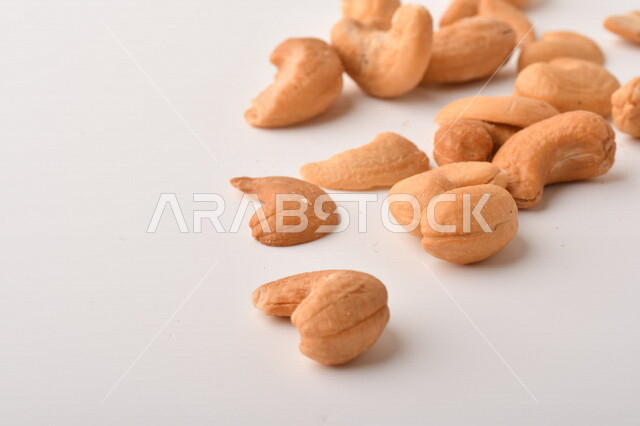 الكاجو(الكاشو) نوع من انواع المكسرات المشهورة , الكاجو المملح , مكسرات صحية ولذيذة , عنصر غذائي مفيد للصحة , وجبة خفيفة , خلفية بيضاء