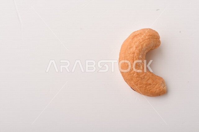 الكاجو(الكاشو) نوع من انواع المكسرات المشهورة , الكاجو المملح , مكسرات صحية ولذيذة , عنصر غذائي مفيد للصحة , وجبة خفيفة , خلفية بيضاء