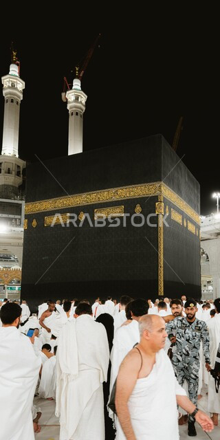 مجموعة من الحجاج في الكعبة المشرفة في الحرم المكي الشريف بمكة المكرمة في المملكة العربية السعودية، أداء مناسك الحج والعمرة، الطواف حول الكعبة المشرفة، العبادة والتقرب إلى الله، اسلاميات وعبادة، أماكن إسلامية مقدسة