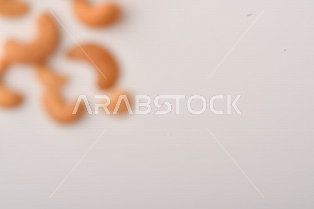 الكاجو(الكاشو) نوع من انواع المكسرات المشهورة , الكاجو المملح , مكسرات صحية ولذيذة , عنصر غذائي مفيد للصحة , وجبة خفيفة , خلفية بيضاء