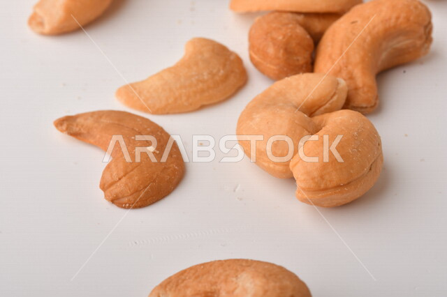 الكاجو(الكاشو) نوع من انواع المكسرات المشهورة , الكاجو المملح , مكسرات صحية ولذيذة , عنصر غذائي مفيد للصحة , وجبة خفيفة , خلفية بيضاء