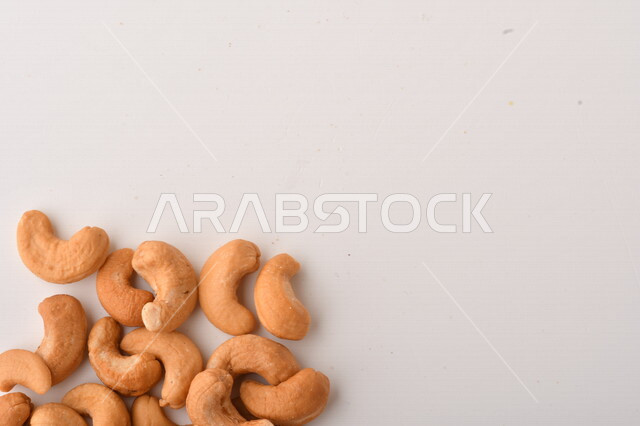 الكاجو(الكاشو) نوع من انواع المكسرات المشهورة , الكاجو المملح , مكسرات صحية ولذيذة , عنصر غذائي مفيد للصحة , وجبة خفيفة , خلفية بيضاء