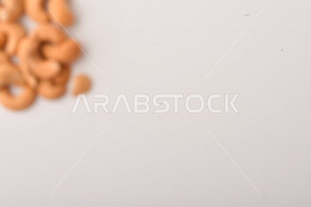 الكاجو(الكاشو) نوع من انواع المكسرات المشهورة , الكاجو المملح , مكسرات صحية ولذيذة , عنصر غذائي مفيد للصحة , وجبة خفيفة , خلفية بيضاء