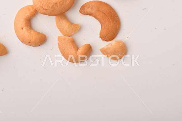 الكاجو(الكاشو) نوع من انواع المكسرات المشهورة , الكاجو المملح , مكسرات صحية ولذيذة , عنصر غذائي مفيد للصحة , وجبة خفيفة , خلفية بيضاء