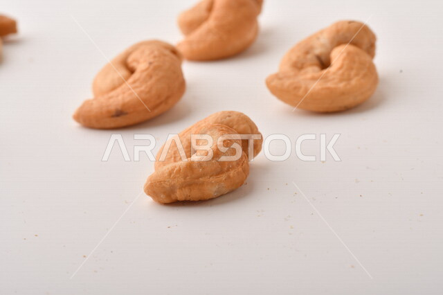 الكاجو(الكاشو) نوع من انواع المكسرات المشهورة , الكاجو المملح , مكسرات صحية ولذيذة , عنصر غذائي مفيد للصحة , وجبة خفيفة , خلفية بيضاء