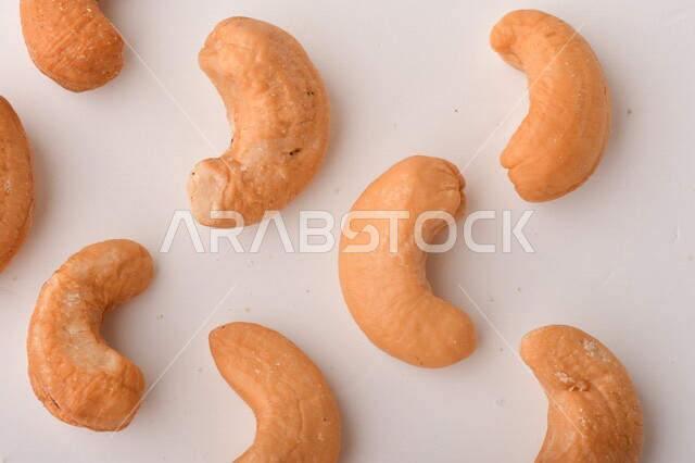 الكاجو(الكاشو) نوع من انواع المكسرات المشهورة , الكاجو المملح , مكسرات صحية ولذيذة , عنصر غذائي مفيد للصحة , وجبة خفيفة , خلفية بيضاء