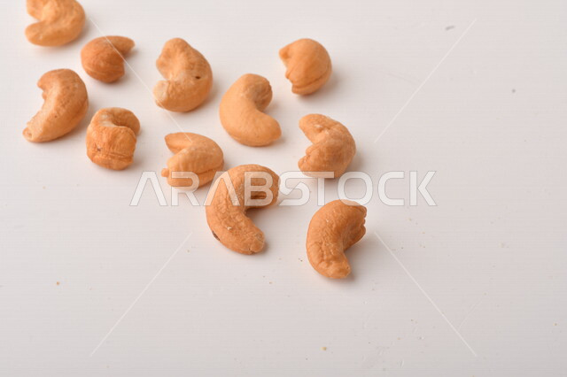 الكاجو(الكاشو) نوع من انواع المكسرات المشهورة , الكاجو المملح , مكسرات صحية ولذيذة , عنصر غذائي مفيد للصحة , وجبة خفيفة , خلفية بيضاء