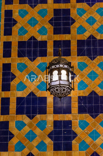 فانوس رمضاني معلق في السقف، صورة مقربة لمصباح معدني تقليدي، التراث العربي الشرقي الأصيل، مول ابن بطوطة في دبي بالإمارات العربية المتحدة، الأماكن و المعالم السياحية المشهورة، تصاميم وديكورات داخلية، إضاءة وزينة واكسسوارات