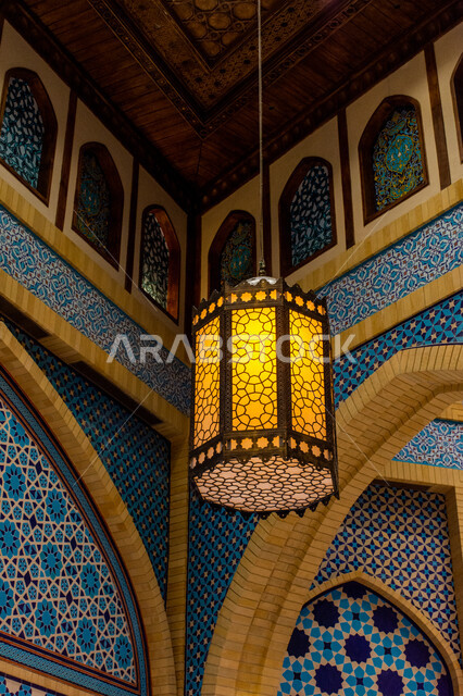 التراث العربي الشرقي الأصيل، مول ابن بطوطة في دبي بالإمارات العربية المتحدة، الأماكن و المعالم السياحية المشهورة، تصاميم وديكورات داخلية، إضاءة وزينة واكسسوارات، صورة مقربة فانوس رمضاني معلق في السقف، مصباح معدني تقليدي