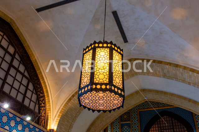 فانوس رمضاني معلق في السقف، صورة مقربة لمصباح معدني تقليدي، التراث العربي الشرقي الأصيل، مول ابن بطوطة في دبي بالإمارات العربية المتحدة، الأماكن و المعالم السياحية المشهورة، تصاميم وديكورات داخلية، إضاءة وزينة واكسسوارات